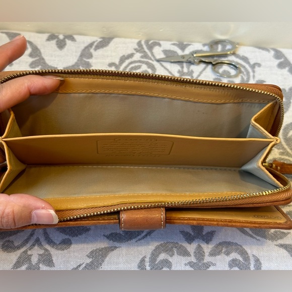 Beautiful Coach Tote Purse WITH Matching Wallet - Picture 13 of 15